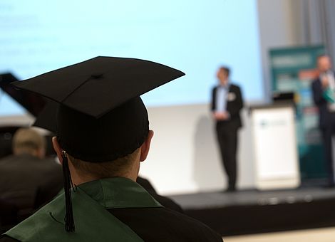 Beim Bachelor-Day Hörsaalatmosphäre und Hochschulluft schnuppern (Foto: FOM)