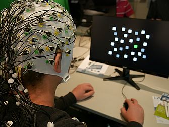 Hirnströme messen am mobilen EEG (Foto: ifADo)